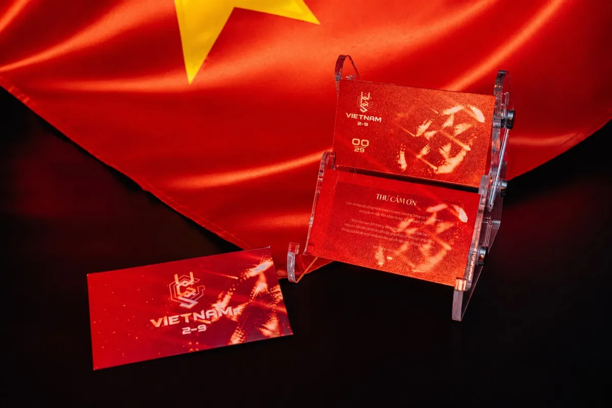 Thiệp và giấy chứng nhận đặt trên giá mica